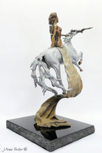 Cargar imagen en el visor de la galería, Escultura de bronce de la diosa celta del caballo &quot; Epona &quot;
